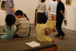 美術館のスタッフが考えた作品についての川柳を読んで、どの作品のことを詠んでいるのか探しましょう。